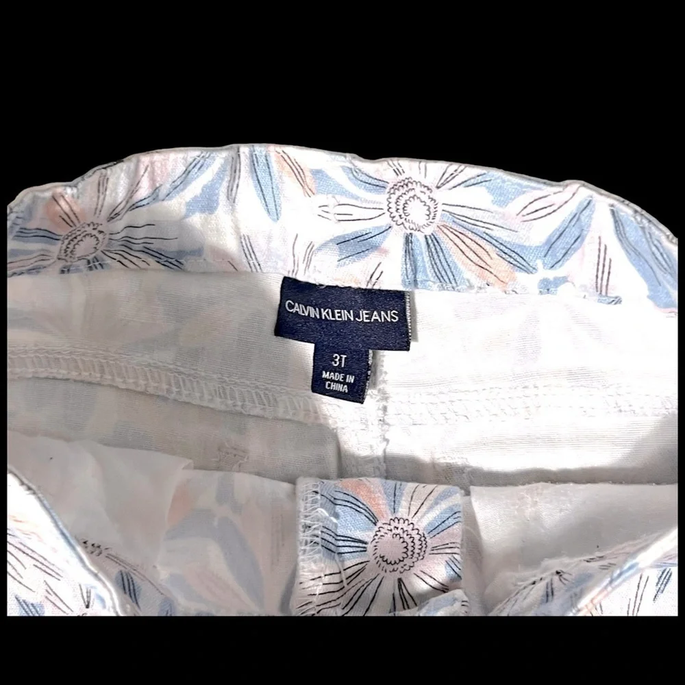 Calvin Klein Jeans Daisy Print Denim Shorts Size 3T White/Pink/Blue